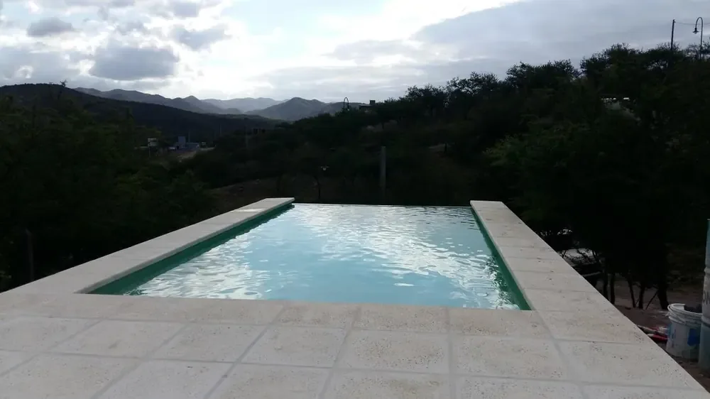 Pileta con vista a las sierras